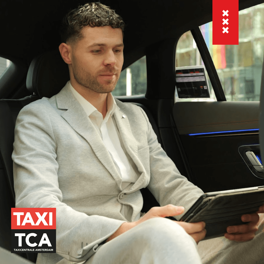 Zakelijke klant werkt op zijn gemak in een TCA taxi
